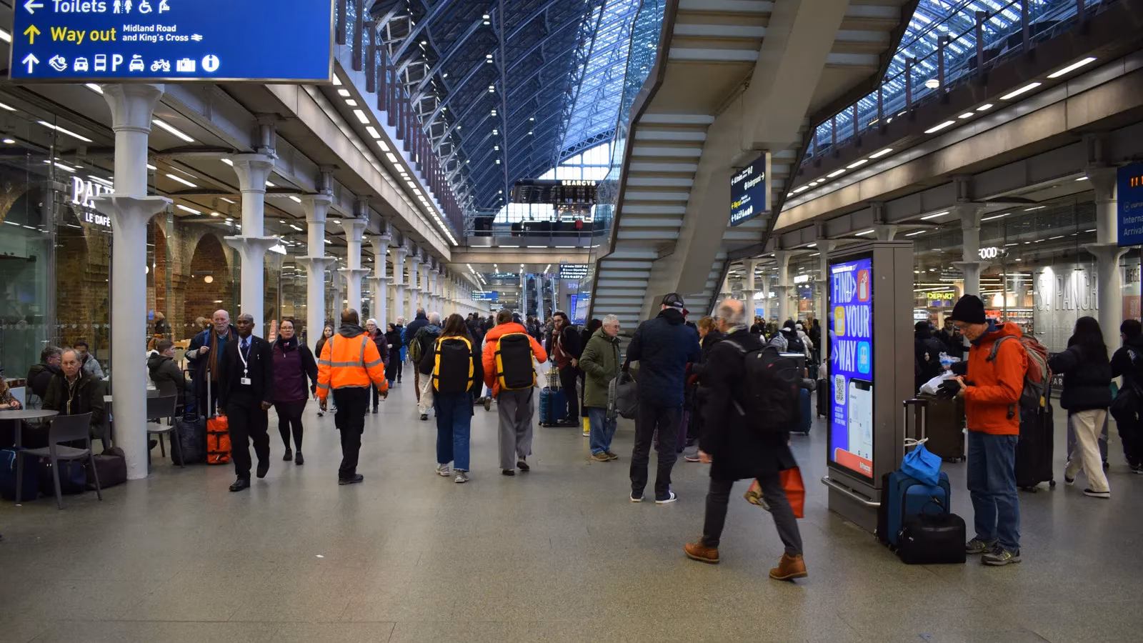 the-chunnel-s-unplanned-siesta-a-tale-of-power-outage-and-travel-chaos-image-0